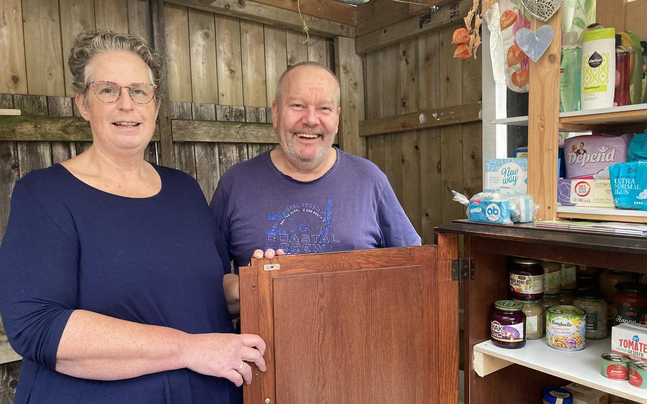 Klaasje en Jan de Haan bij hun weggeefkast in Franeker. Klaasje en Jan de Haan bij hun weggeefkast in Franeker.