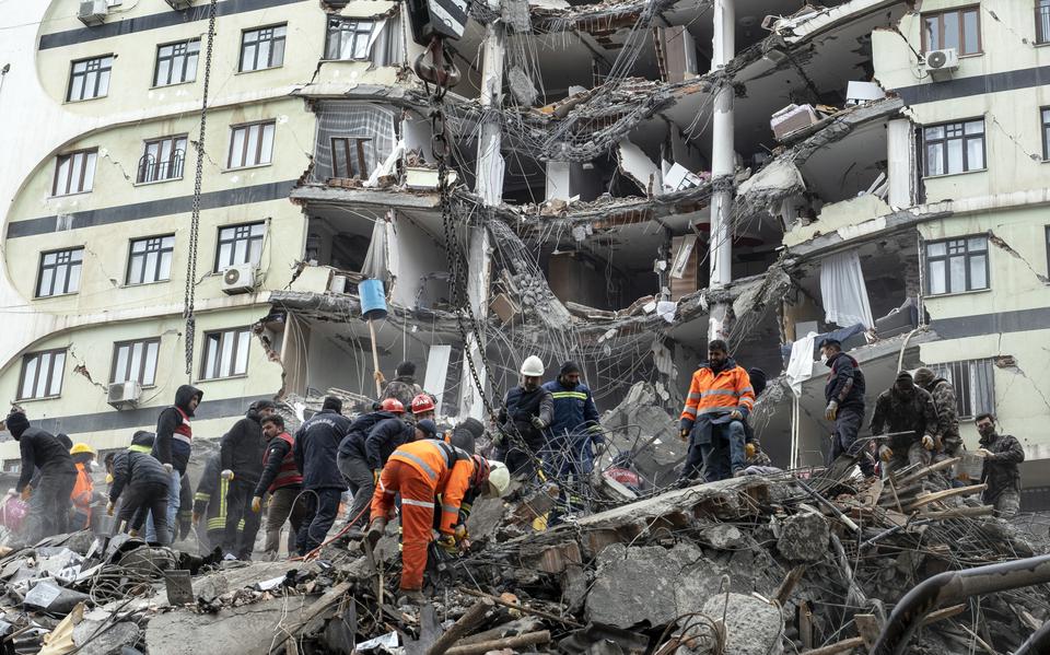 Reddingswerkers zoeken in de Turkse stad Diyarbakir naar overlevenden.