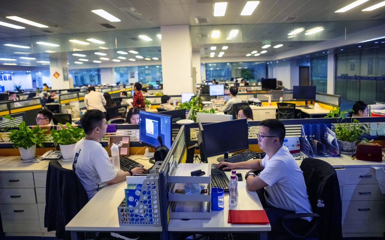 Kantoor in Guiyang. Vrouwelijke werknemers worden structureel onderworpen aan seksuele toespelingen op het werk. Kantoor in Guiyang. Vrouwelijke werknemers worden structureel onderworpen aan seksuele toespelingen op het werk.