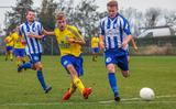 Brian Visser op weg naar de 2-0 van Waterpoort Boys tegen NOK. Bart van Leeuwen en Jan Buter (r) kunnen dat niet meer voorkomen. 
