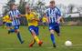 Brian Visser op weg naar de 2-0 van Waterpoort Boys tegen NOK. Bart van Leeuwen en Jan Buter (r) kunnen dat niet meer voorkomen. 