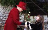 Na afloop van een Kerstviering ontvang koningin Elizabeth een bos bloemen. 