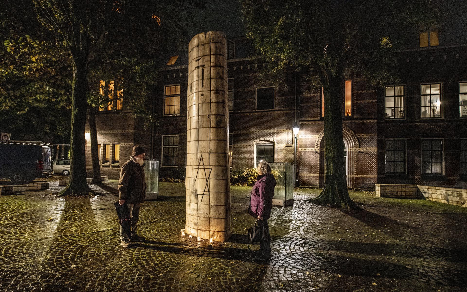Bij het Joods monument zijn na de herdenking van Kristallnacht enkele lichtjes geplaatst. 