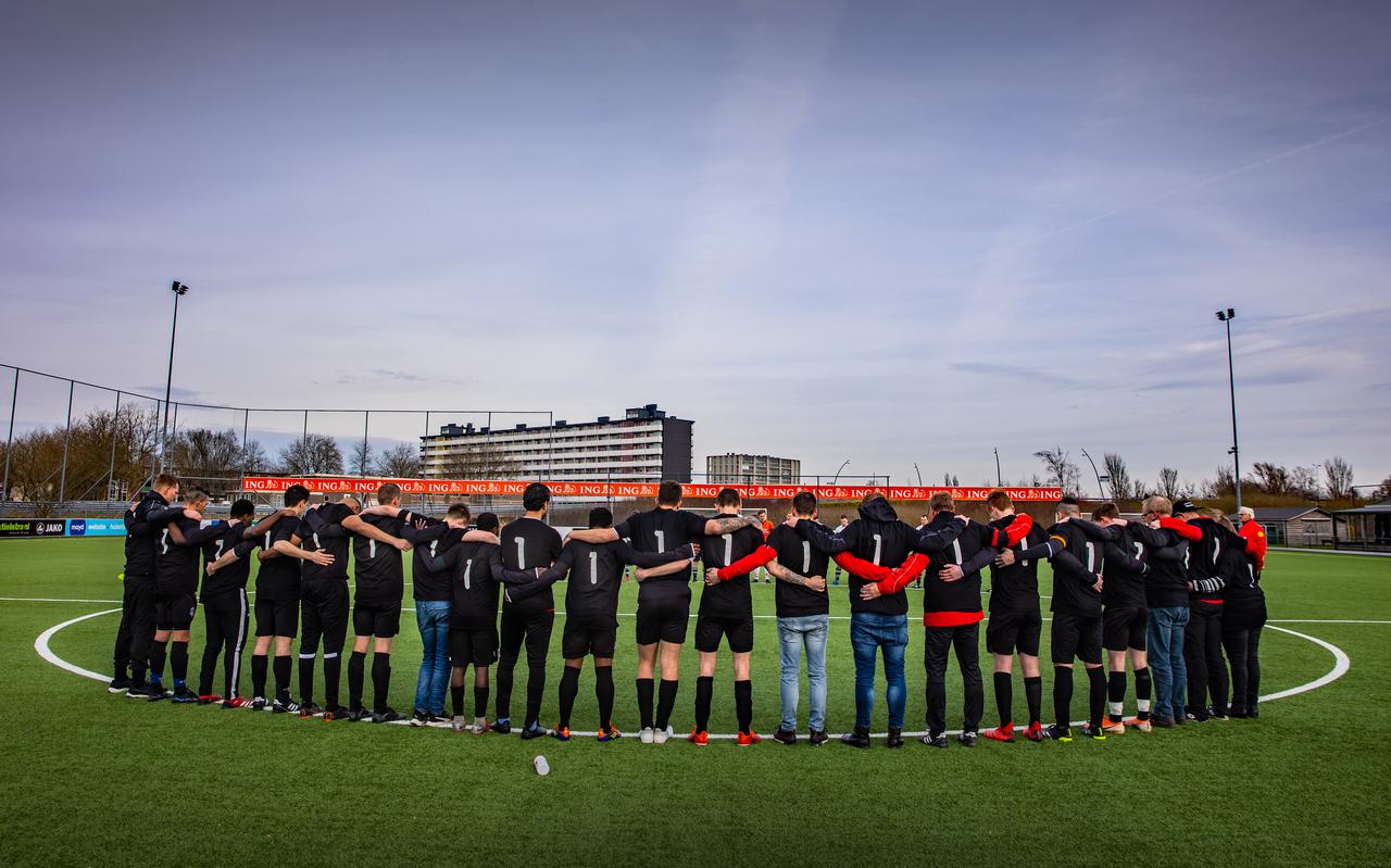 De spelers en staf van Black Boys dragen allemaal een shirt met achterop het rugnummer van hun overleden teamgenoot Jasper de Jong.