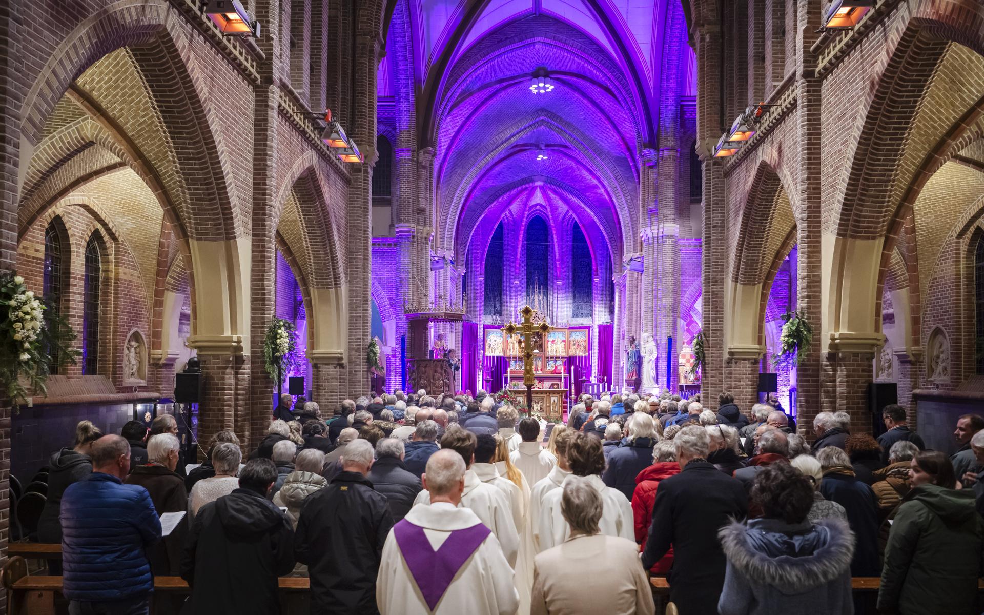 De gedachtenisviering voor pastoor Paul Verheijen, donderdag in de Bonifatiuskerk in Dokkum. 
