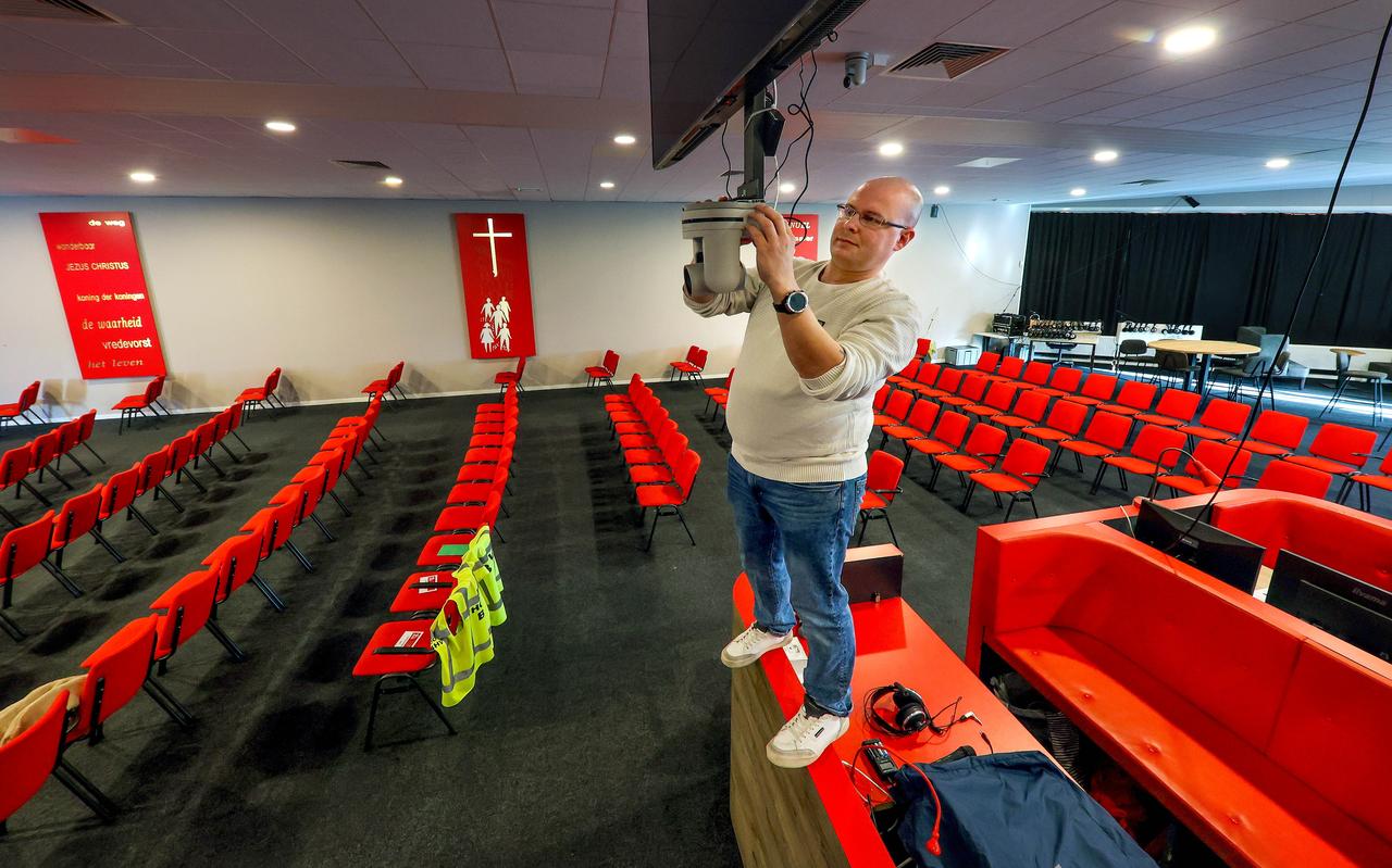 René Hijlkema stelt in de Hemkerk in Sneek een van de livestreamcamera's bij. René Hijlkema stelt in de Hemkerk in Sneek een van de livestreamcamera's bij.