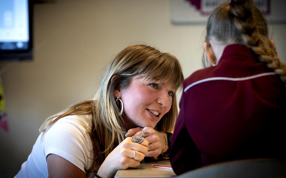 Docente Fenna de Vries geeft les aan statushouders en asielzoekers. 