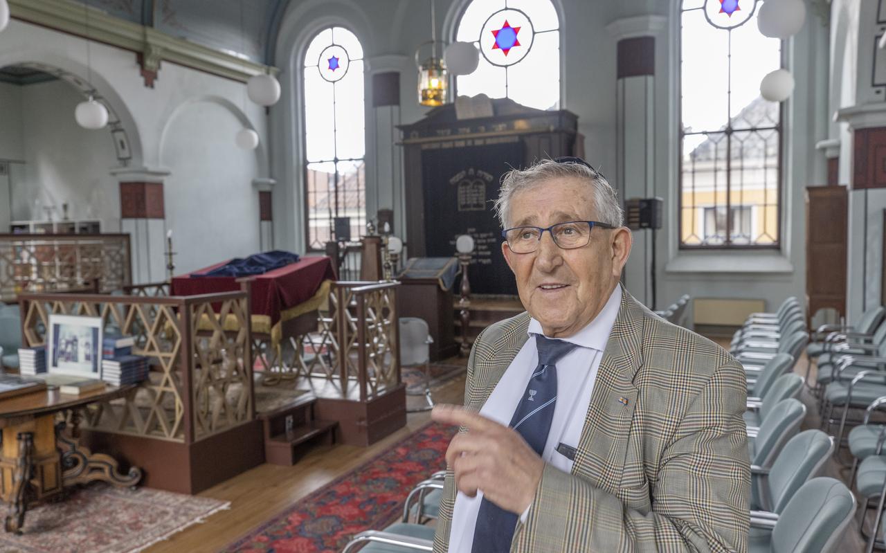 Fred Senator, sleutelbewaarder van de synagoge. Fred Senator, sleutelbewaarder van de synagoge.
