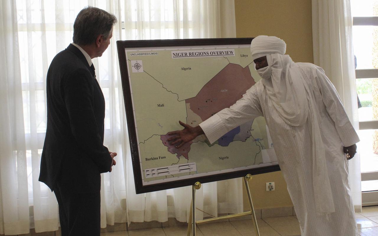 Een ambtenaar uit Niger legt de Amerikaanse minister van Buitenlandse Zaken Antony Blinken de situatie over de jihadisten in Niger uit.