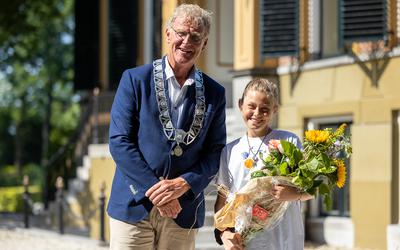 Kinderburgemeester Lisanne Hiemstra met burgemeester Oebele Brouwer. 