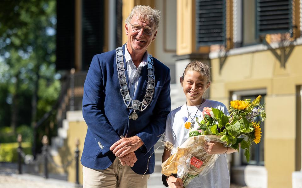 Kinderburgemeester Lisanne Hiemstra met burgemeester Oebele Brouwer. 