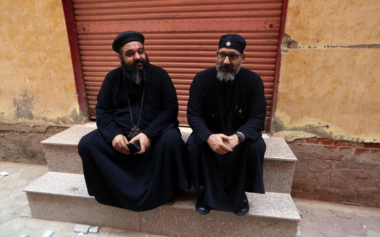 Koptische priesters in Giza, Egypte.  De vrijheid van godsdienst en overtuiging ligt op veel plaatsen in de wereld onder vuur. 
