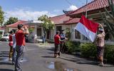 Zorgmedewerkers hijsen de Indonesische vlag, 17 augustus 2021.