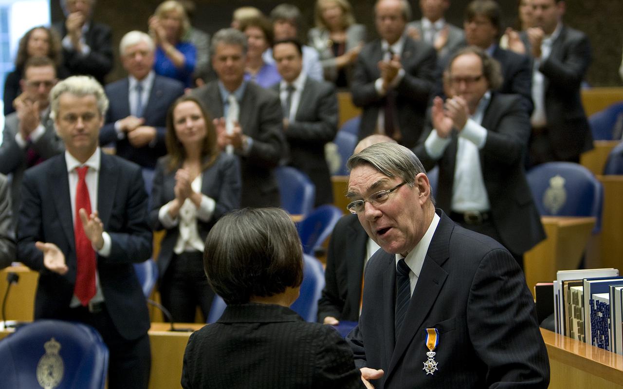 Bas van der Vlies kreeg in 2010 bij zijn afscheid van de Tweede Kamer een koninklijke onderscheiding opgespeld door toenmalig Kamervoorzitter Gerdi Verbeet. 