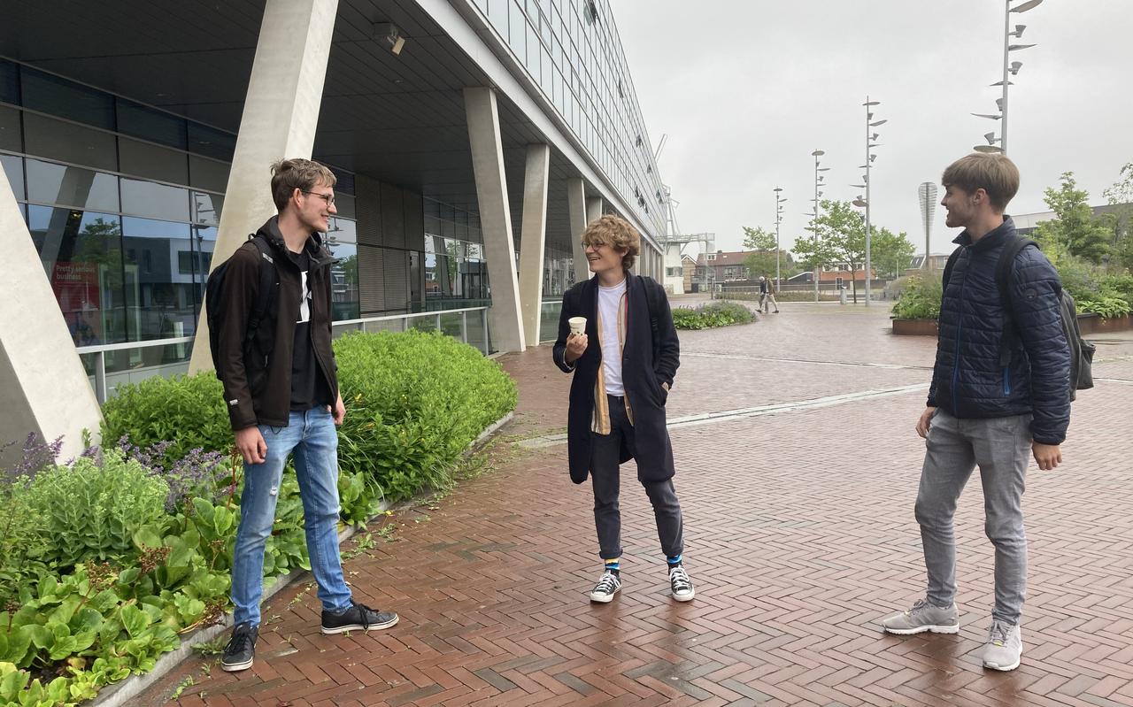 Een minderheid van de studenten, onder wie van deze groep alleen Ronan van Langen (midden), heeft tegenwoordig een lening. Een minderheid van de studenten, onder wie van deze groep alleen Ronan van Langen (midden), heeft tegenwoordig een lening.