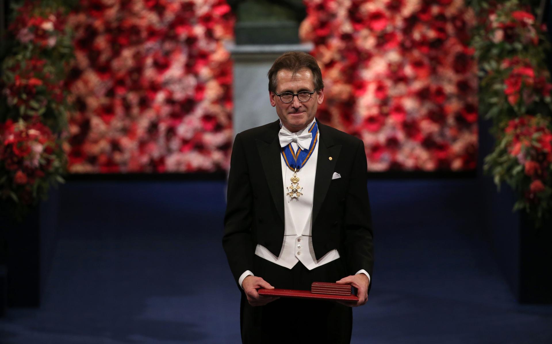 Nobelprijswinnaar Ben Feringa komt naar twee scholen in Heerenveen en Joure. De RUG-wetenschapper wi