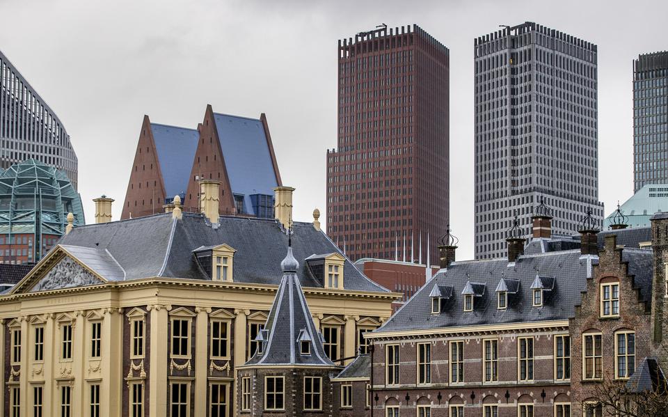 Skyline van Den Haag met voor het Binnenhof en achter de gebouwen van vijf ministeries.