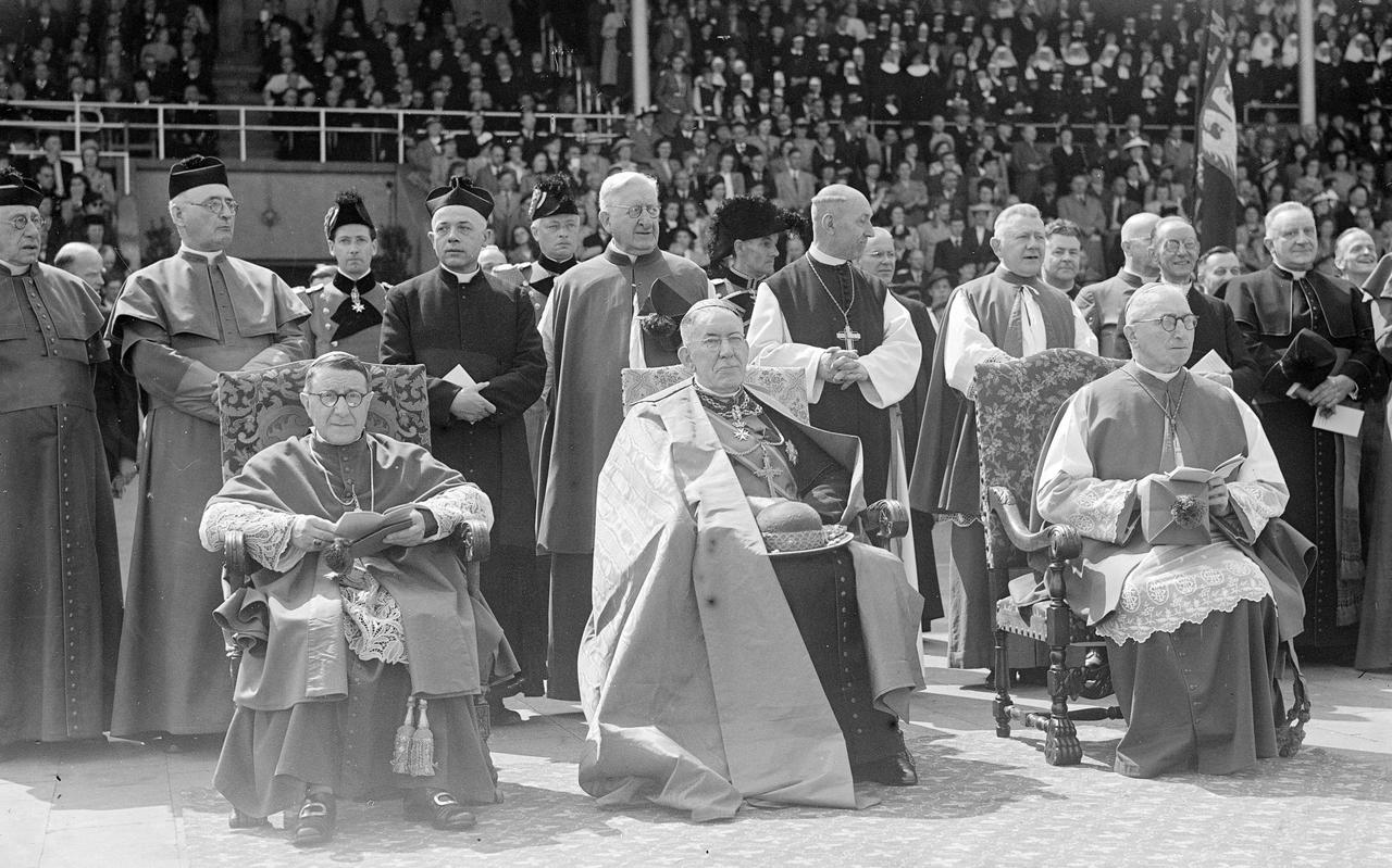 In het stadion van Utrecht vindt in 1948 de viering plaats van het 40-jarig priesterjubileum van Johannes kardinaal De Jong (midden) plaats.
