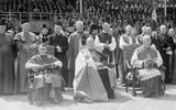 In het stadion van Utrecht vindt in 1948 de viering plaats van het 40-jarig priesterjubileum van Johannes kardinaal De Jong (midden) plaats.