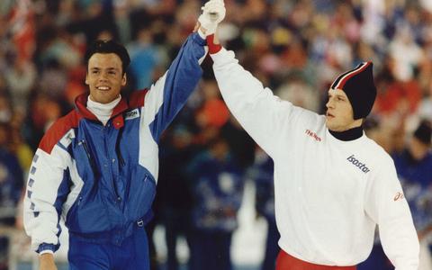 14 februari 1993. De nieuwe wereldkampioen Falko Zandstra maakt met de Noor Johann-Olav Koss een ererondje.