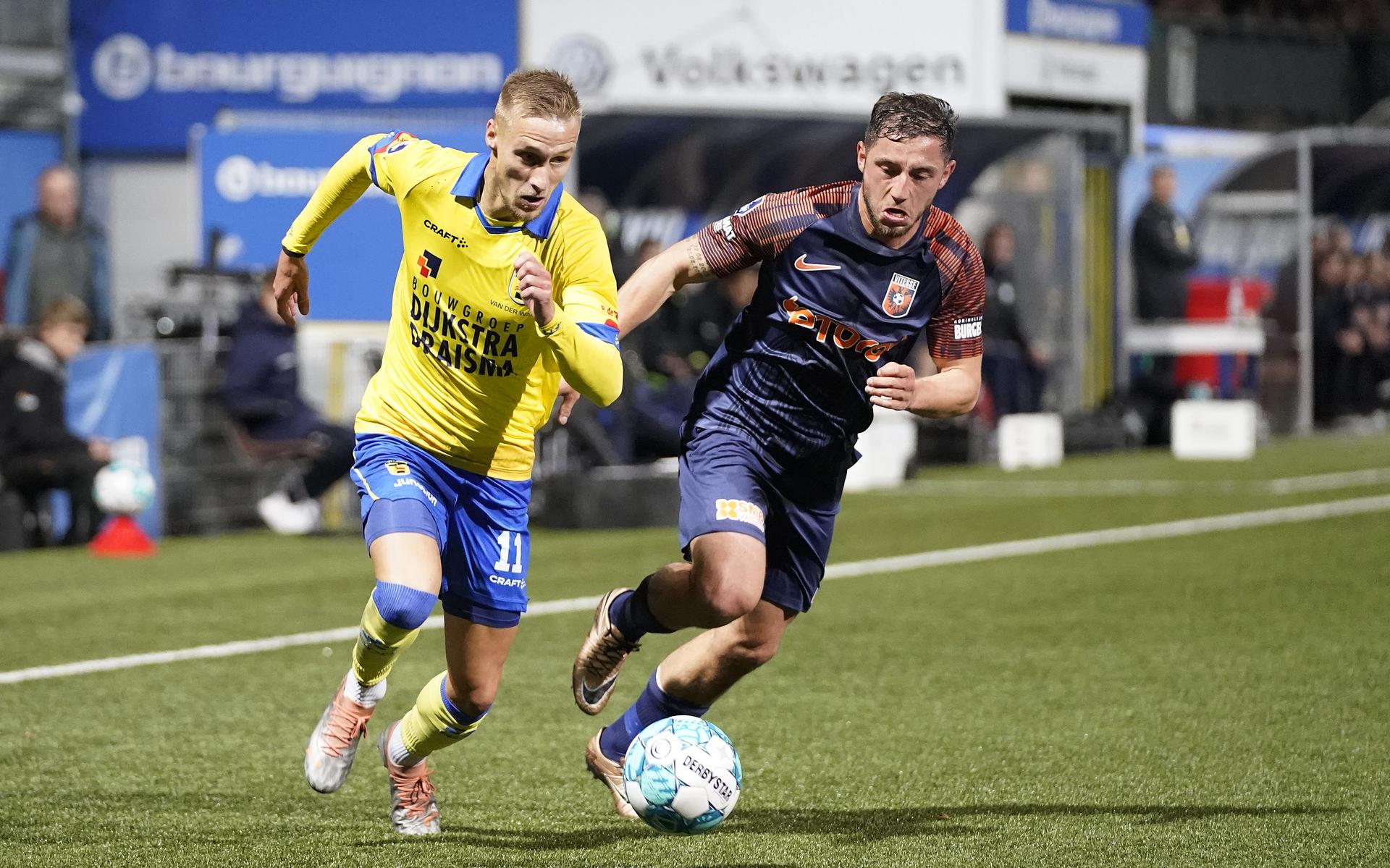 Silvester van der Water (l) op 15 oktober tegen Vitesse in duel met Maximilian Wittek. 
