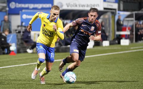 Silvester van der Water (l) op 15 oktober tegen Vitesse in duel met Maximilian Wittek. 
