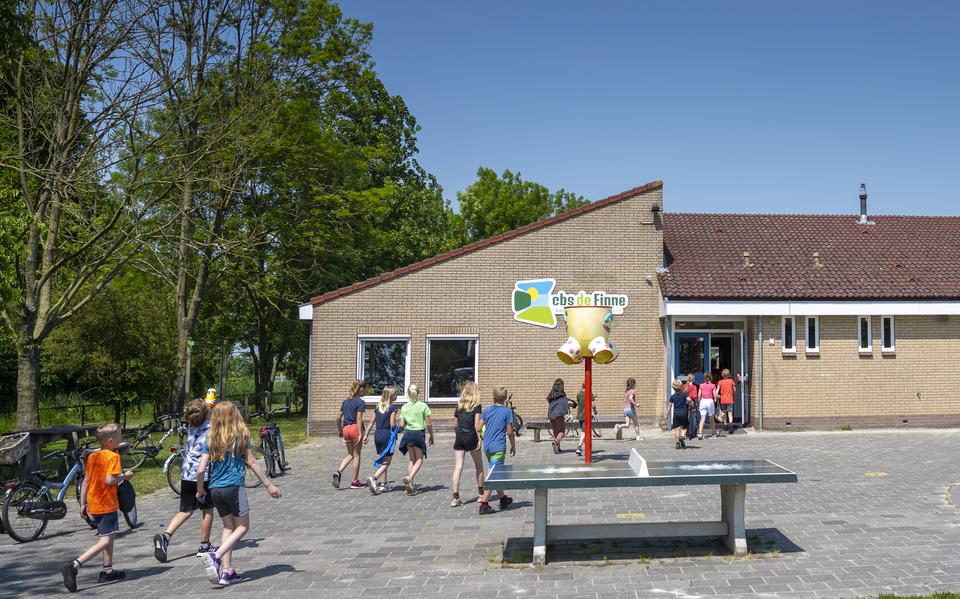 Kinderen op het plein van cbs De Finne in Aldeboarn, de basisschool die in 2024 fuseert met obs De Boarne.