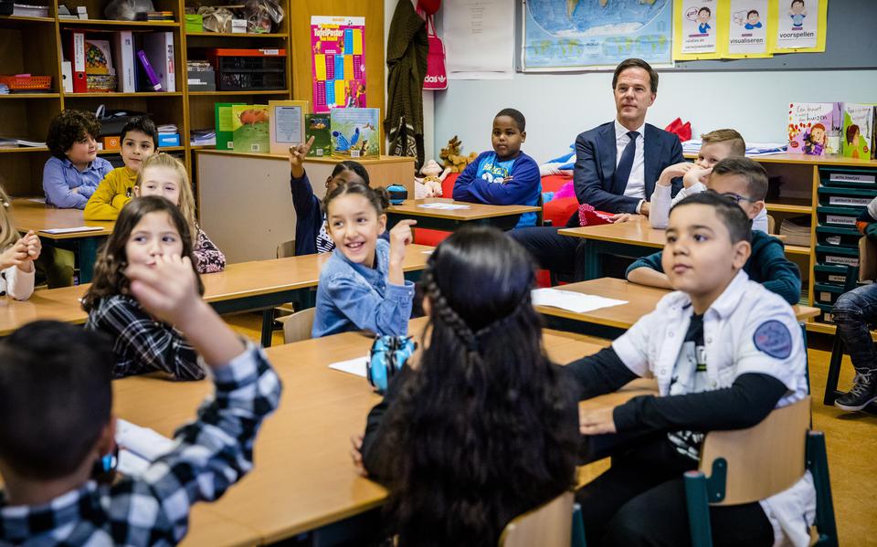 Minister president Mark Rutte woont in 2017 een les burgerschapsonderwijs bij op Openbare Basisschool De Kameleon. 