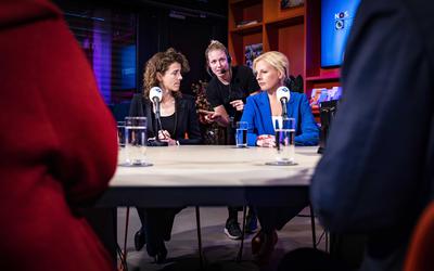 Fractievoorzitters Sophie Hermans (VVD, links) en Attje Kuiken (PvdA) tijdens een televisiedebat van de NOS.
