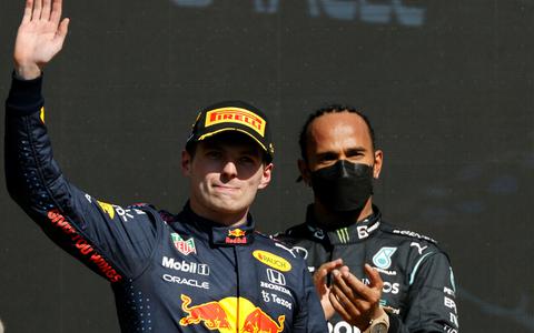 Max Verstappen (links) en Lewis Hamilton op het podium na de Grote Prijs van Mexico.