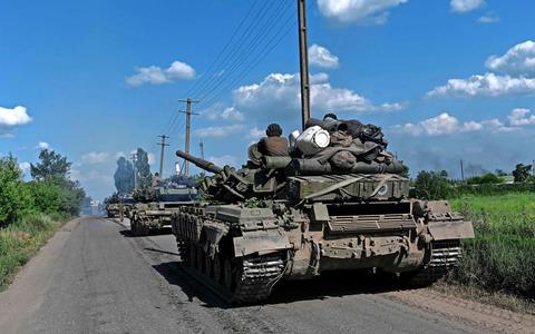 Oekraïense tanks in de buurt van Lysytsjansk 19 juni. De Russen zouden er inmiddels de dienst uitmaken.