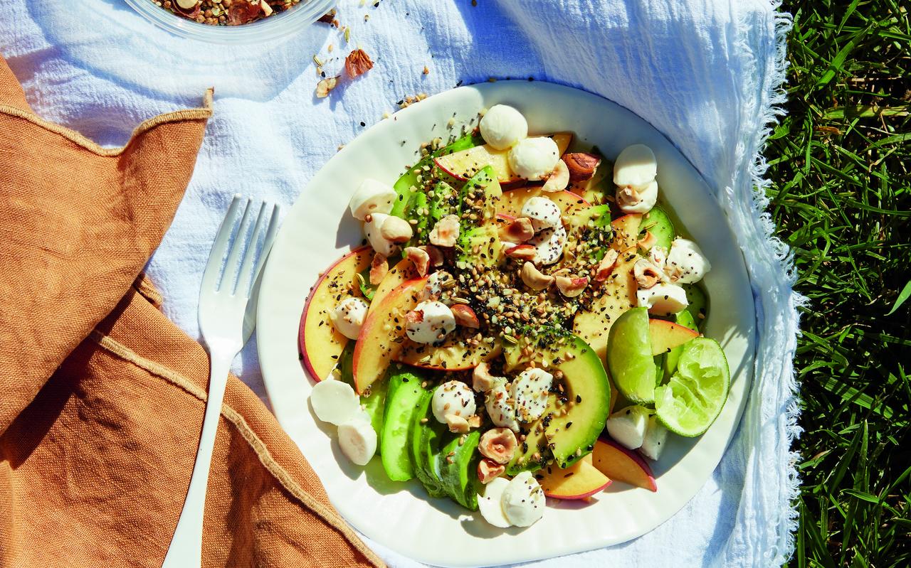 Salade met perzik, komkommer, avocado en dukkah. Salade met perzik, komkommer, avocado en dukkah.
