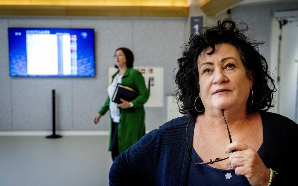 Caroline van der Plas (BBB) kijkt in een hal in de Tweede Kamer naar de uitslag van de Eerste Kamerverkiezing. 