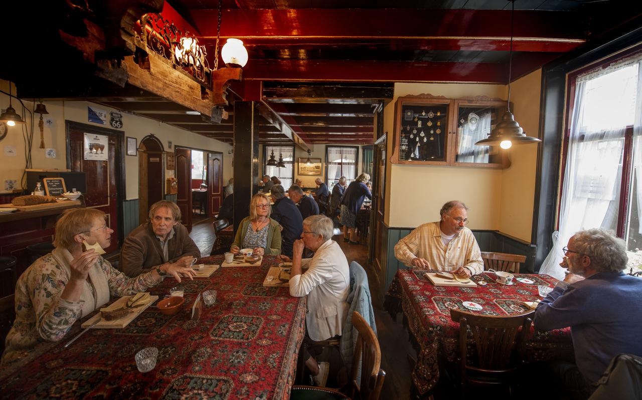 Lunch in café Het Wapen Van Baarderadeel. Van links naar rechts: Hiltsje Dubois Andringa, Redbad Veenbaas (spreker), Jantsje Post en Martha de Boer. 