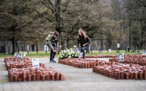 Een bloemlegging op het terrein van herinneringscentrum Westerbork. Het monument De 102.000 stenen herinnert aan de 102.000 Joden en Roma die tijdens de Tweede Wereldoorlog vanuit Nederland werden gedeporteerd en niet meer levend teruggekeerd zijn.