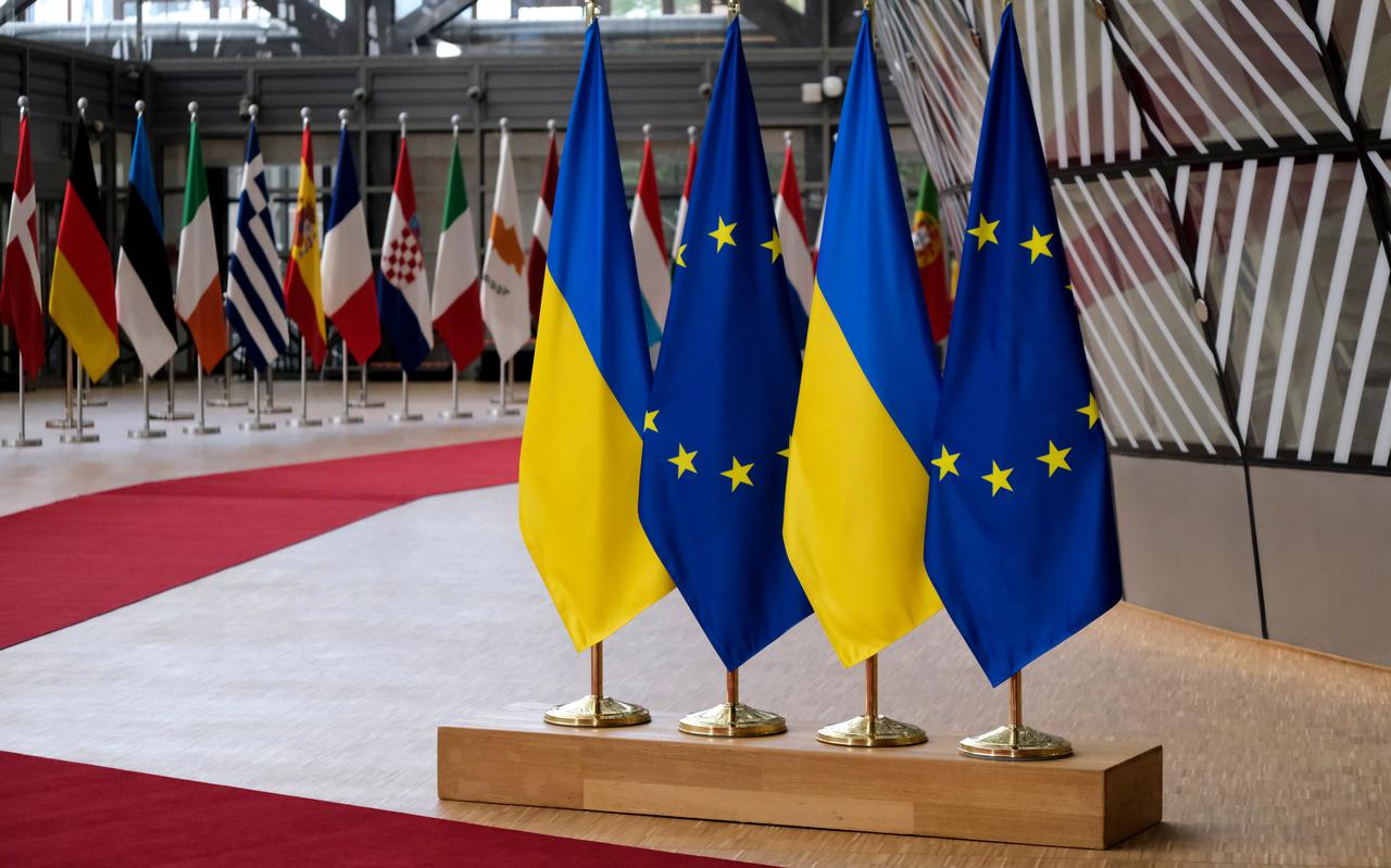 De Oekraïense en EU-vlag in de gang van het Europese parlement in Brussel.