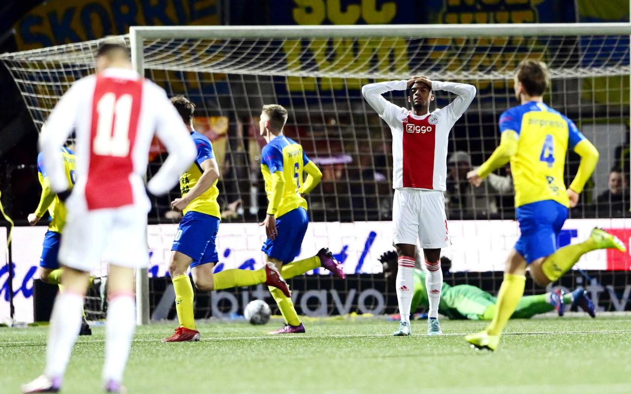 Teleurstelling bij Ryan Gravenberch na de 2-2 van SC Cambuur door invaller Patrick Joosten, maar in de extra tijd zou de middenvelder Ajax toch nog de volle winst bezorgen. Teleurstelling bij Ryan Gravenberch na de 2-2 van SC Cambuur door invaller Patrick Joosten, maar in de extra tijd zou de middenvelder Ajax toch nog de volle winst bezorgen.