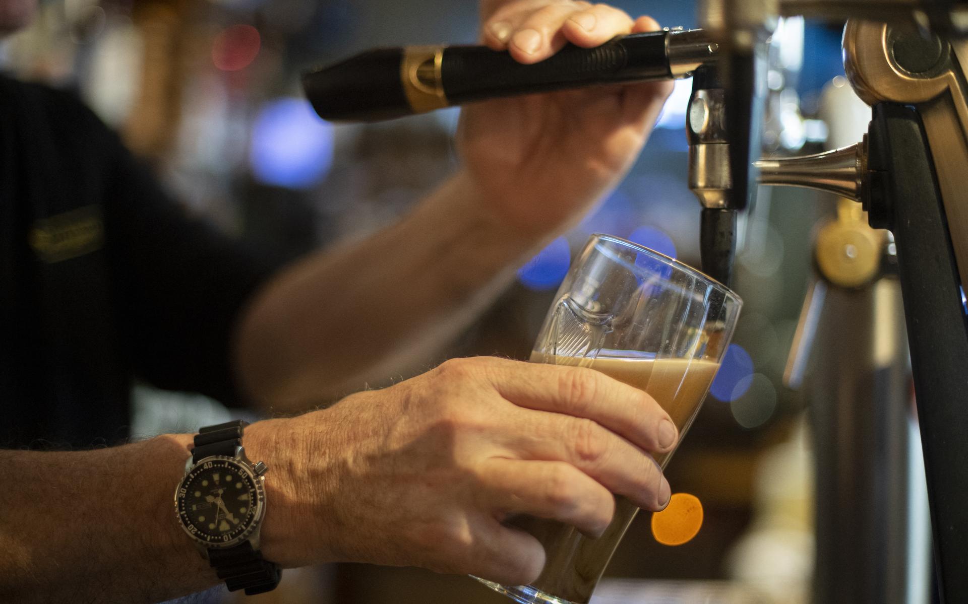 Het tappen van een biertje in een café.