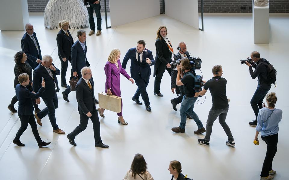Minister van Financiën Sigrid Kaag, omgeven door journalisten, met het koffertje met daarin de miljoenennota op weg naar de vergaderzaal van de Tweede Kamer. 