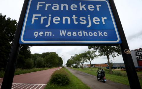 Plaatsnaambord van Franeker, in de gemeente Waadhoeke. 