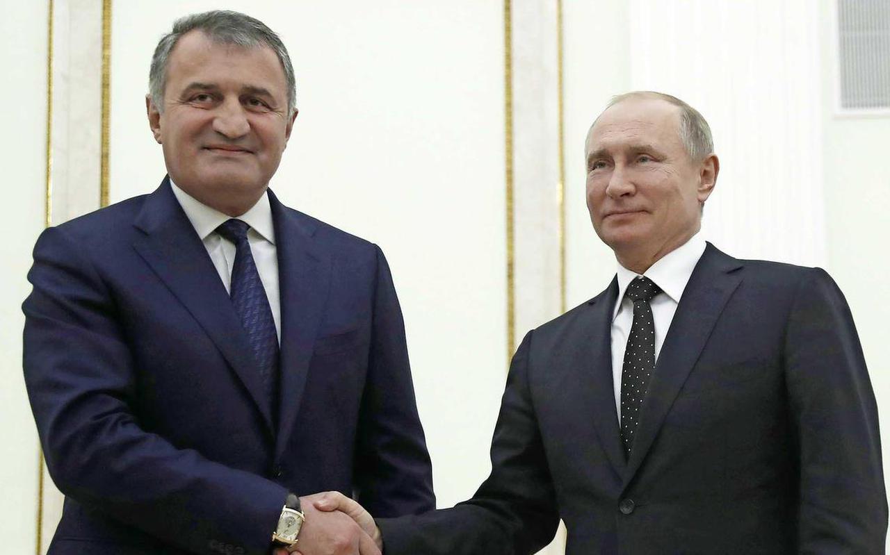 Anatoly Bibilov, de leider van Zuid-Ossetië, op bezoek bij Vladimir Poetin