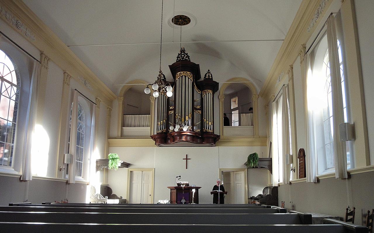 Interieur van de kerk van de Verenigde Christelijke Gemeente in Dokkum. 