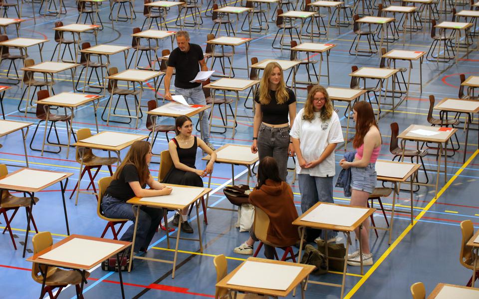 Examenleerlingen 'snuffelen' maandag alvast aan de examenomgeving in de Sneker Sporthal. 
