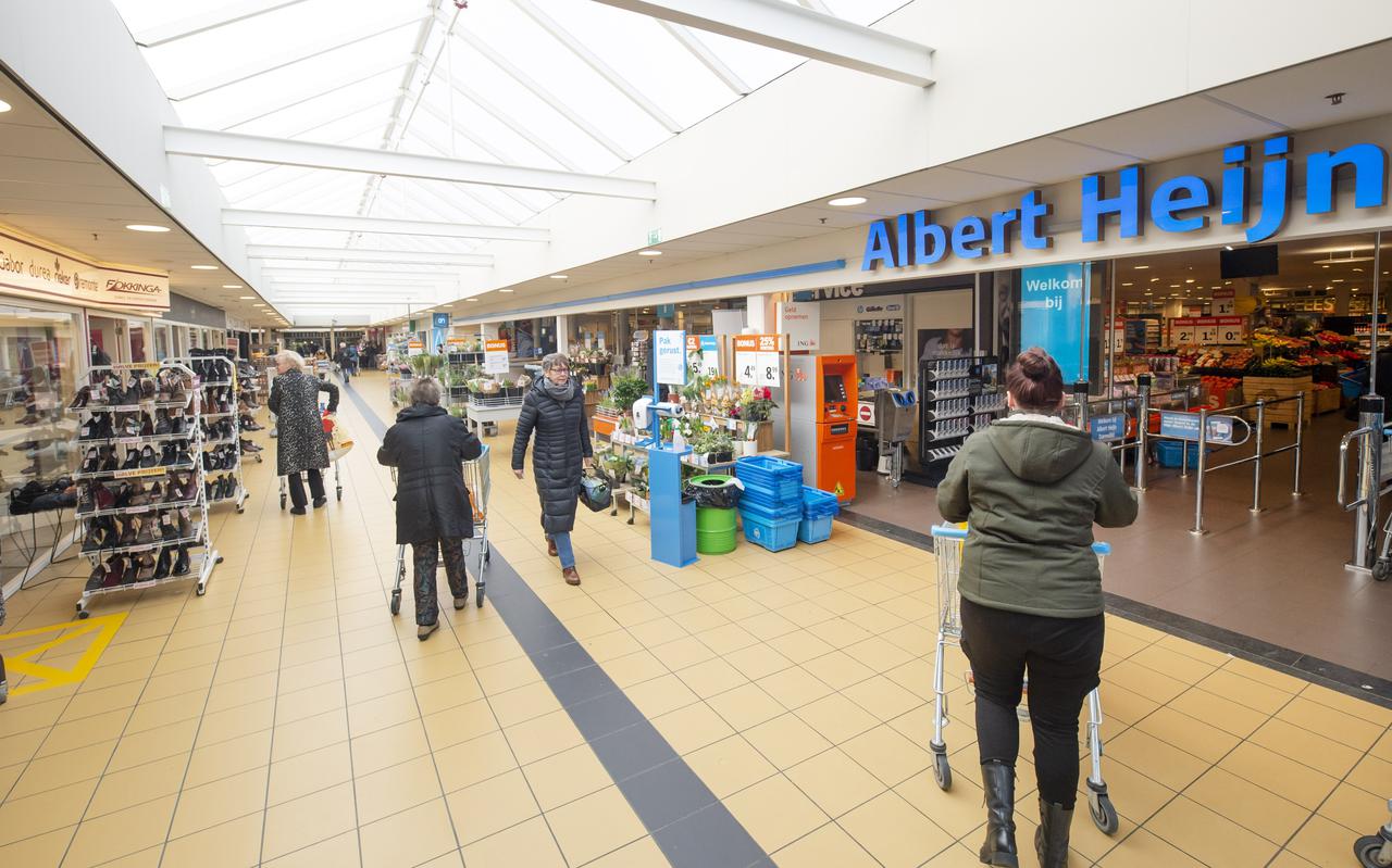 Het winkelcentrum van Damwâld, met rechts de Albert Heijn supermarkt. Foto: Marcel van Kammen.