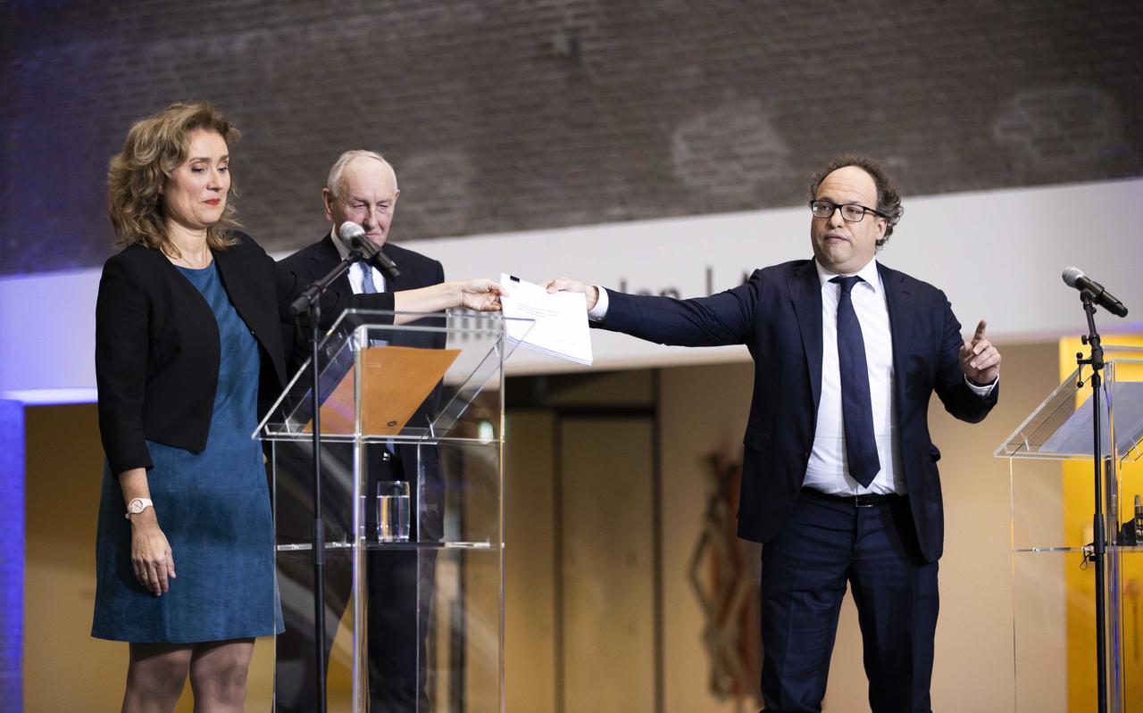 Informateurs Johan Remkes en Wouter Koolmees bieden hun eindverslag en coalitieakkoord aan Tweede-Kamervoorzitter Vera Bergkamp aan.
