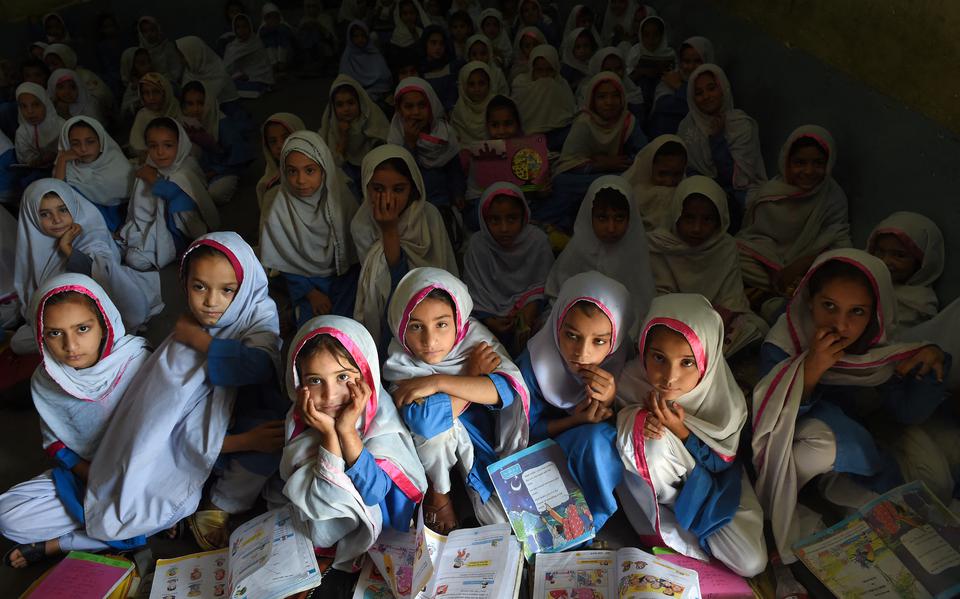Deze meisjes in Mingora, een stad in de Swat-vallei, kunnen nu nog naar school. Als de taliban het weer voor het zeggen krijgen, zullen ze noodgedwongen thuis moeten blijven. 