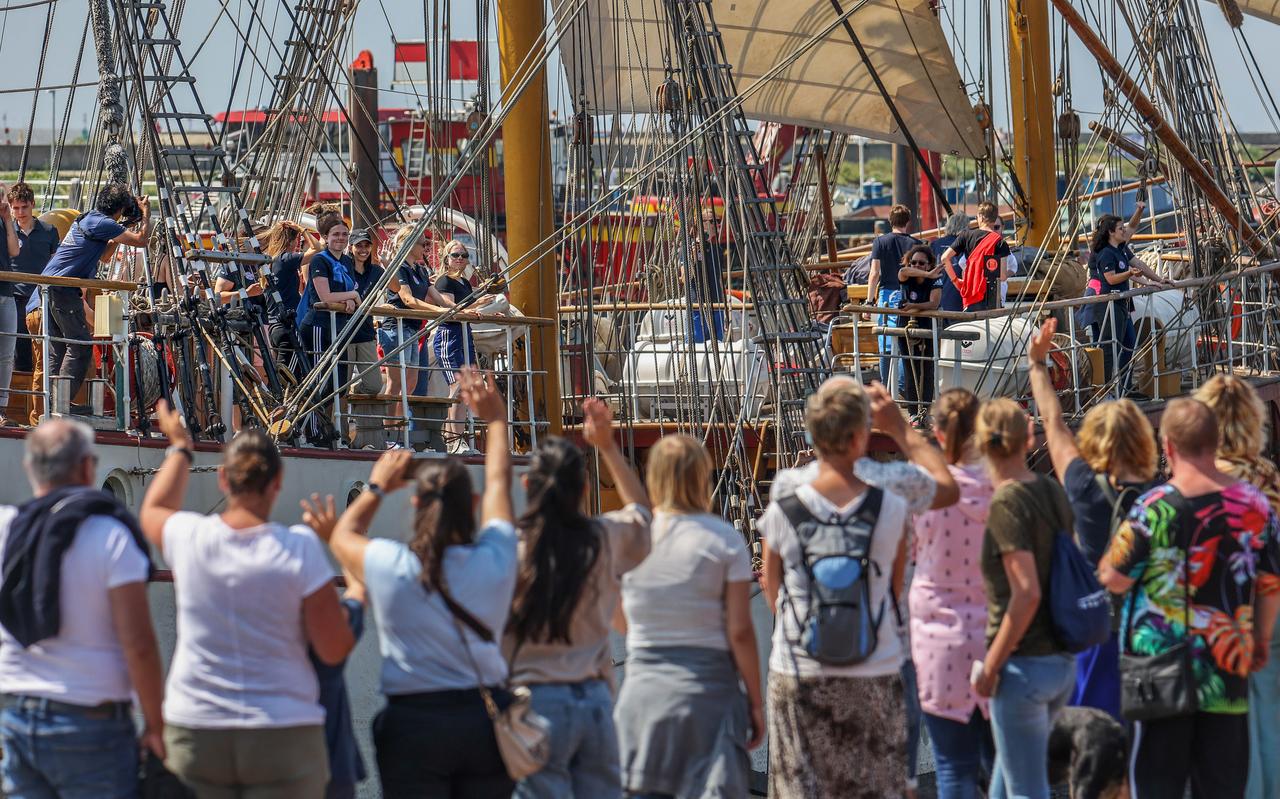 Studenten van het Friesland College en NHL-Stenden worden uitgezwaaid in Harlingen.