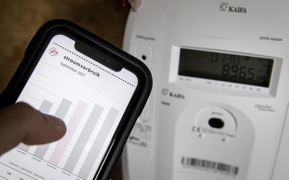 Door snel stijgende energieprijzen raken steeds meer mensen in de financiële problemen. 