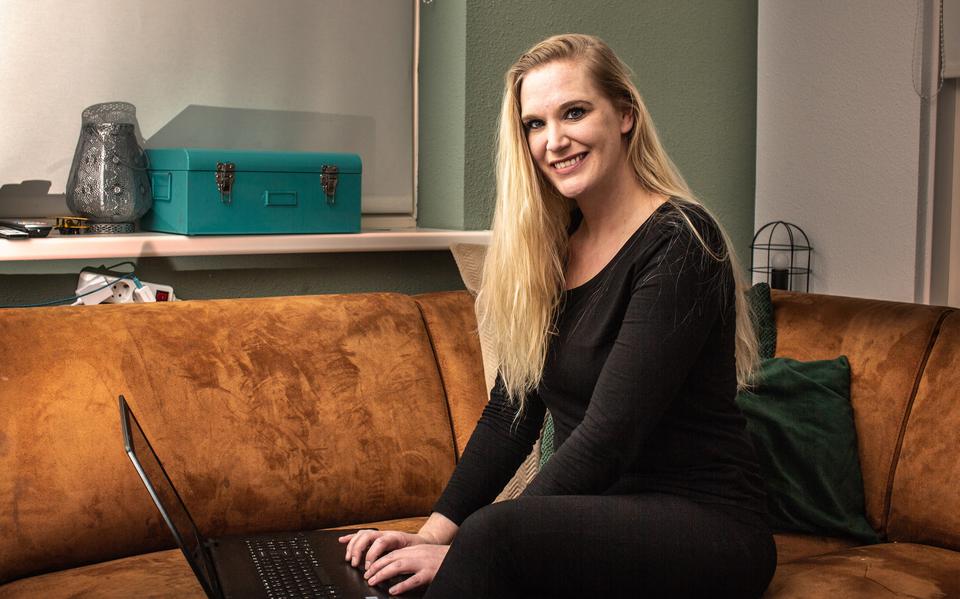 Agnes van der Galiën in Holwerd zoekt op internet naar een huis.