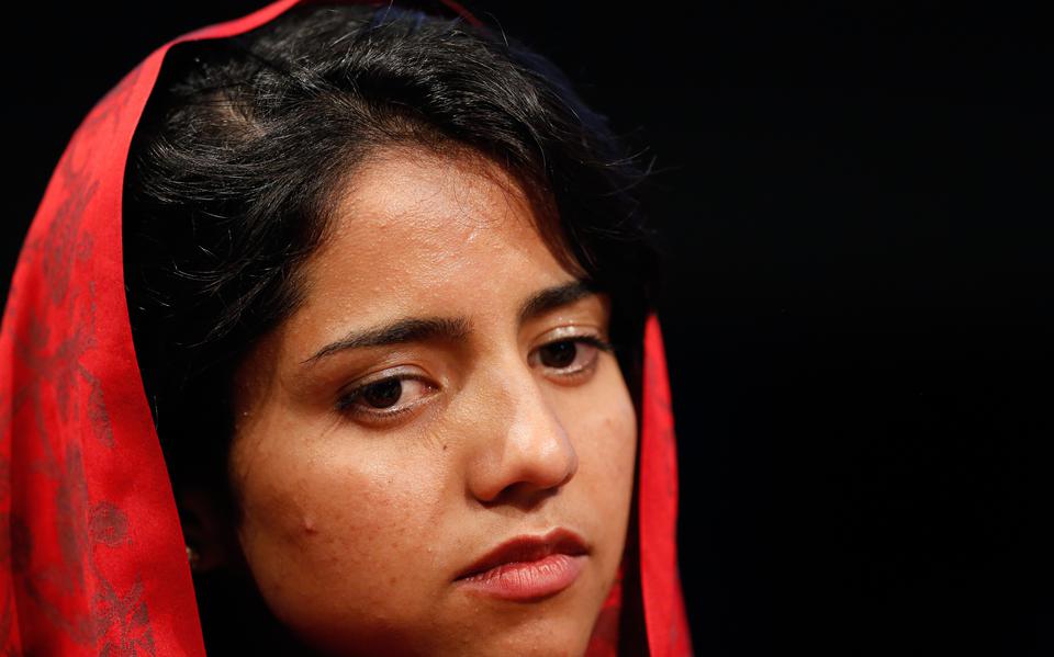 De Afghaanse Sonita Alizadeh vluchtte voor de Taliban en weigerde uitgehuwelijkt te worden. Over haar werd een documentaire gemaakt. In Afghanistan is het traditie dochters op jonge leeftijd uit te huwelijken.